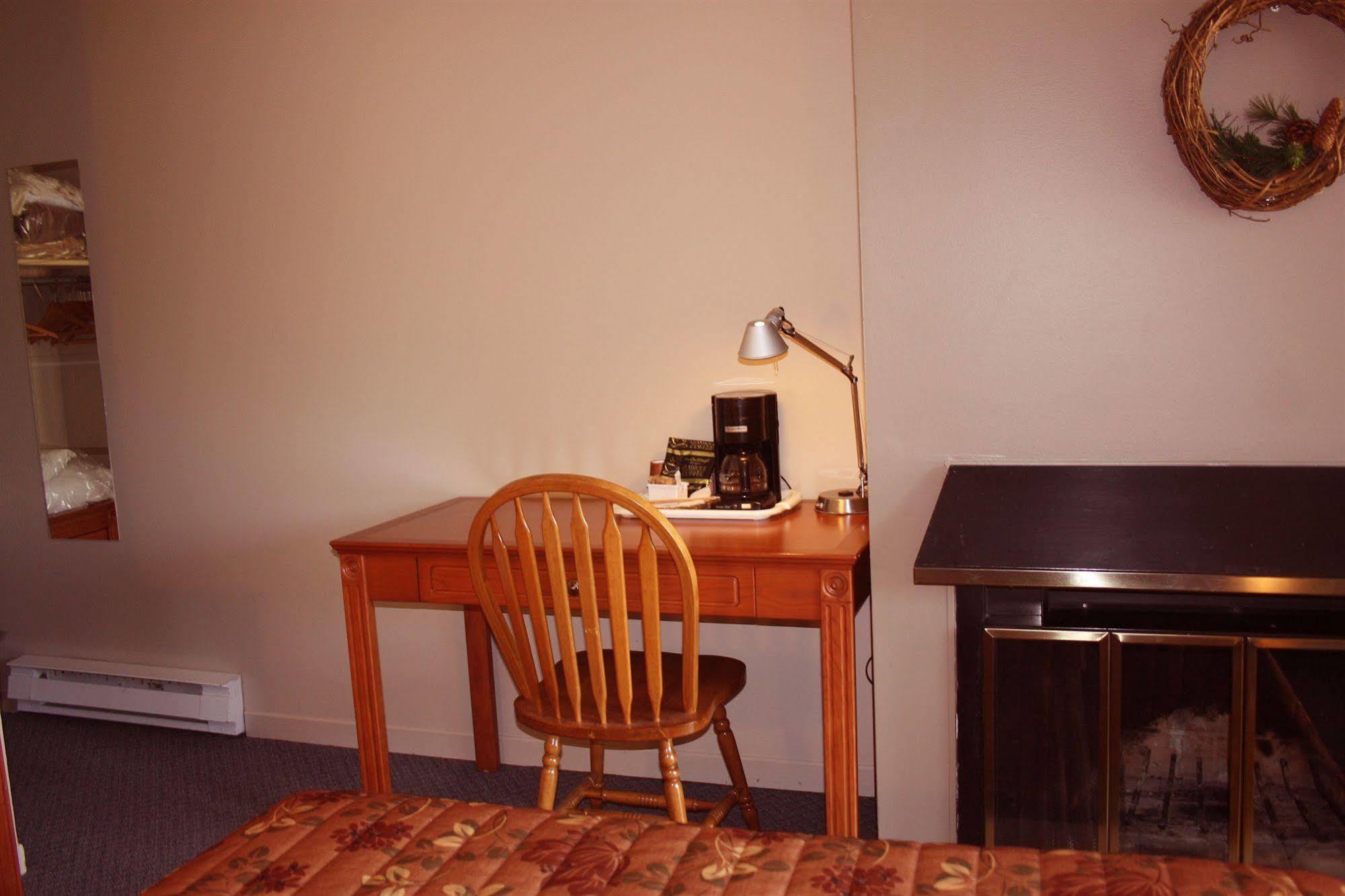 Motel Le Jolibourg Saint-Sauveur-des-Monts Eksteriør billede